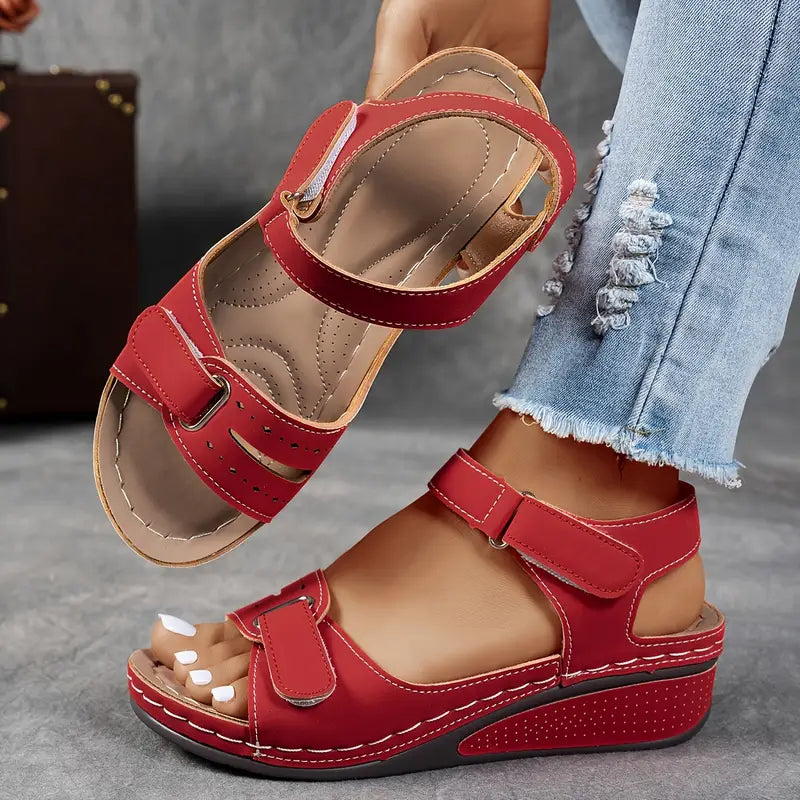 Frieda | Unterstützende Sandalen mit Keilabsatz